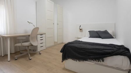 Room in a shared 8-bedroom apartment for rent in Gaztambide - Photo 5