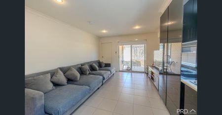 MODERN 4 BEDROOM FAMILY HOME - Photo 2