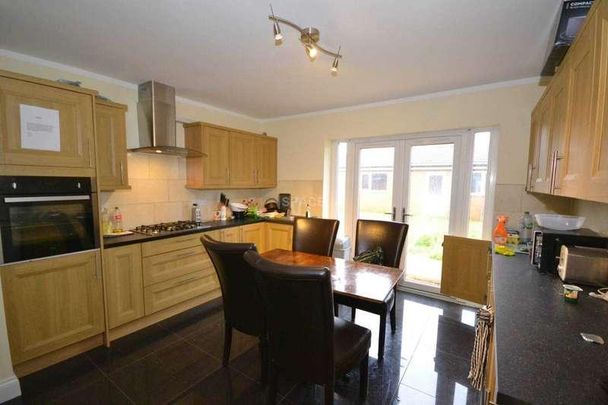 Erleigh Court Gardens, Reading, RG6 - Photo 1