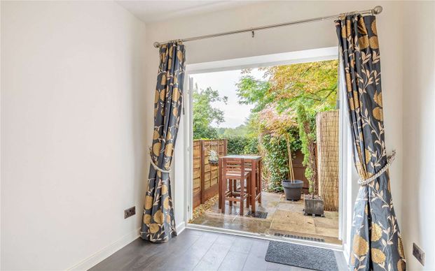 A stylish two bedroom period house, ideally located between Wilmslow and Alderley Edge. - Photo 1