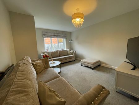 3 bedroom Detached House to let - Photo 2