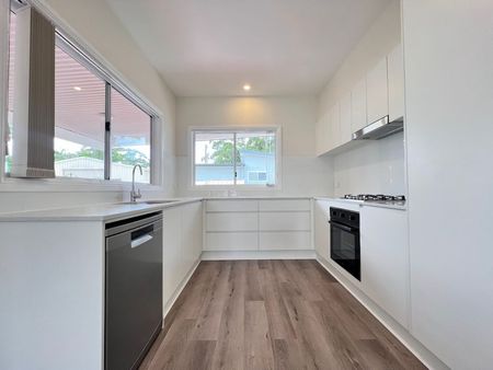 Fully Renovated Family Home with Air Conditioning - Photo 5