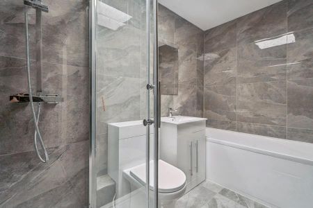 3 bedroom flat to rent - Photo 5