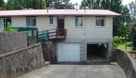 Two Bedroom Home with Double Garage – Close to Local School - Photo 3