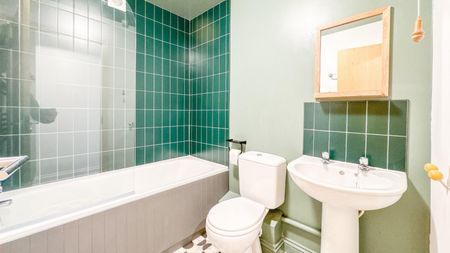 2 bedroom Flat To Let - Photo 2