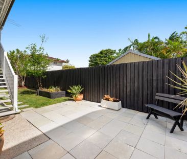 Charming Queenslander Living Opposite Parkland – Walk to schools, s... - Photo 5