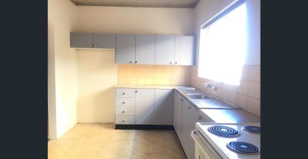 SPACIOUS 2 BEDROOM IN PRIME POSITION - Photo 5