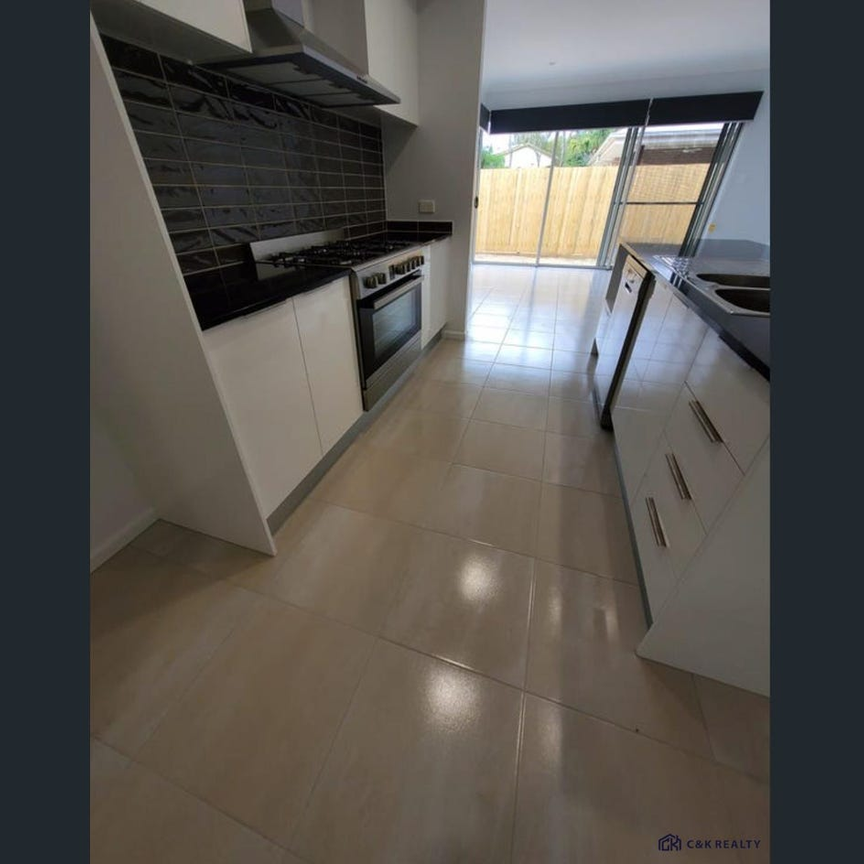 Modern 4-Bedroom Home with Stylish Finishes in Pallara - Photo 1