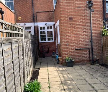 2 Bed Terraced House, Fitzneal Street, W12 - Photo 4