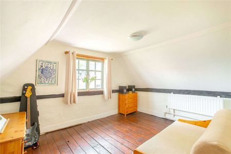 Detached family home in a sought-after village with conservatory and summer house - Photo 2