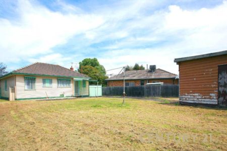 Freshly Painted & Quiet Court Location in a Prime Spot! - Photo 2