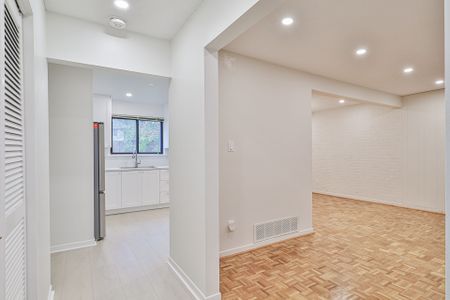 For Lease - 32 Penwick Crescent, Richmond Hill, Ontario - Photo 2