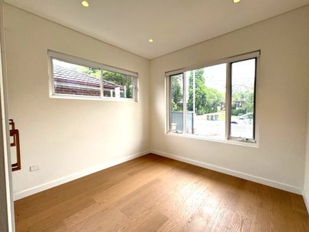 NEAR NEW GRANNY FLAT - 1 BEDROOM - Photo 2