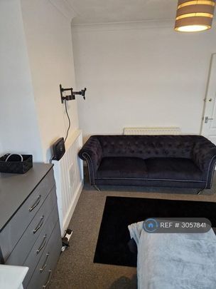 1 bedroom in a flat share to rent - Photo 1