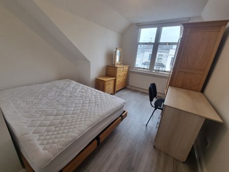 5 Bed Student Accommodation - Photo 2