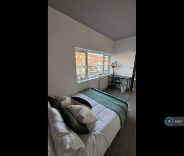 1 bedroom in a flat share to rent - Photo 5