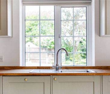 A charming two bedroom cottage in the heart of Hamptworth - Photo 1
