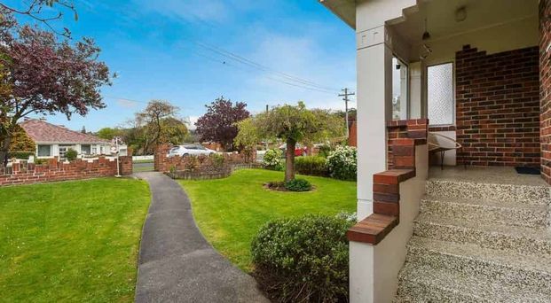 A beautiful brick house in a NEV’s most sought-aft - Photo 1