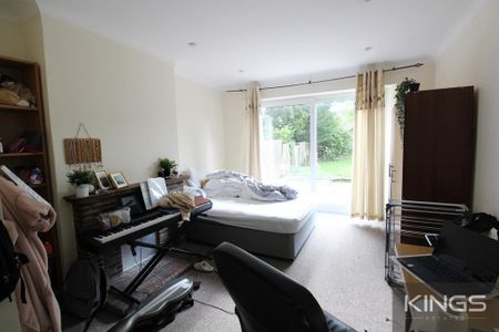 4 bedroom semi-detached house to rent - Photo 4