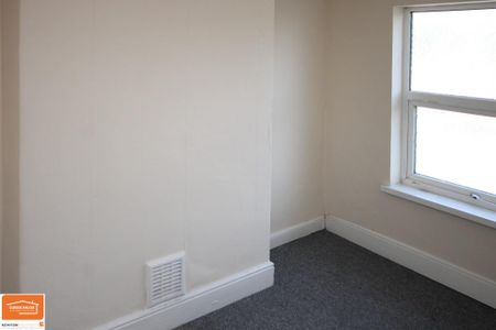 3 bedroom flat to rent - Photo 2
