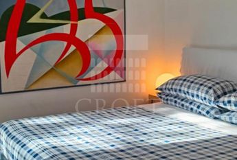 Piazza del Popolo: Lovely, modern 1 bedroom in private Villa. Entrance, spacious living-dining, fully equipped kitchen, bath and private terrace. Parquet floors Air conditioning, bright and silent. rif 364