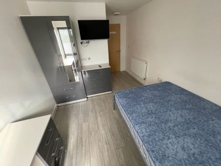 11 Bed Student Accommodation - Photo 4