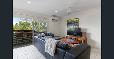 3 level townhouse with city views - Photo 3