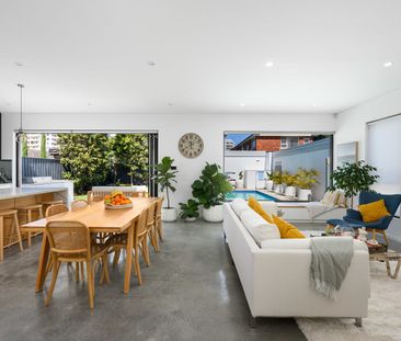 SOPHISTICATED SINGLE LEVEL DESIGNER RETREAT - Photo 1