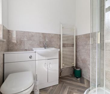 4 bedroom semi-detached house to rent - Photo 4