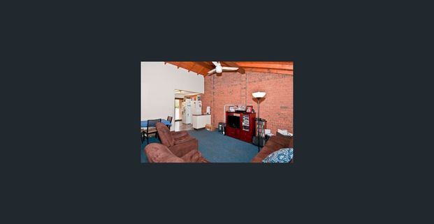 Low-Maintenance unit Walking Distance to Shops, Schools & Transport! - Photo 1