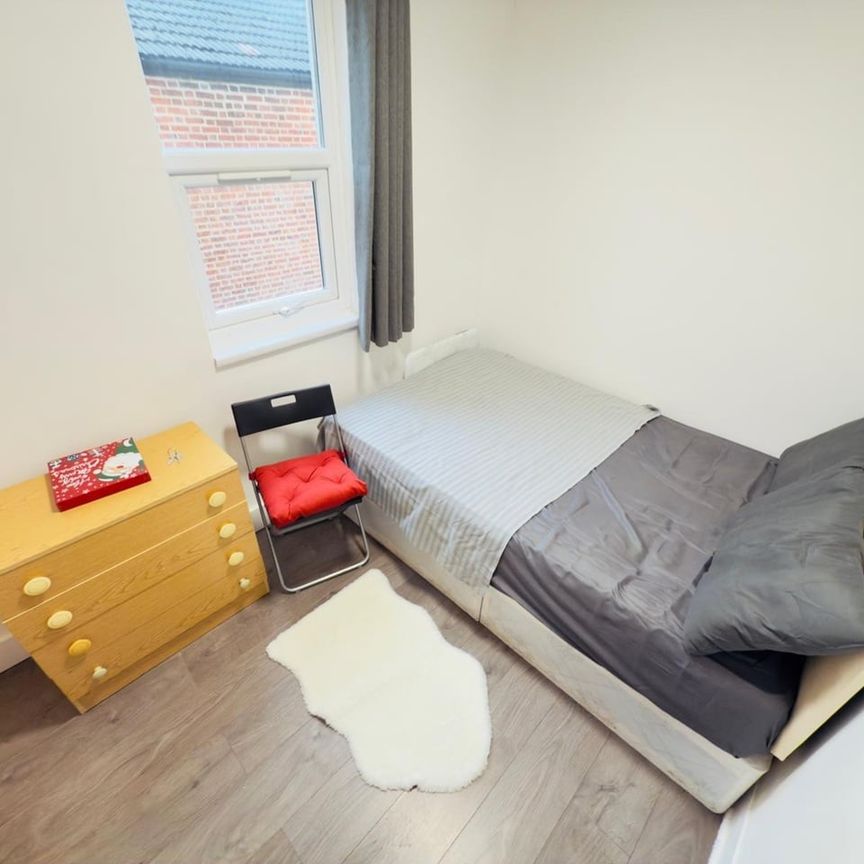 Room in a Shared Flat, Mora Road, NW2 - Photo 1