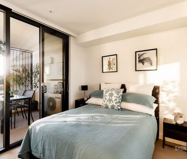 PERFECTLY POSITIONED 1 BEDROOM APARTMENT + STUDY WITH WATER VIEWS - Photo 4