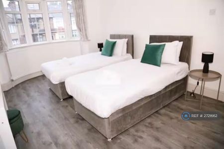 4 bedroom terraced house to rent - Photo 4