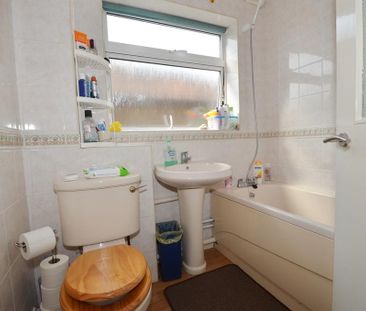 2 bedroom flat - Photo 2