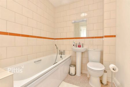 2 bedroom flat to rent - Photo 3