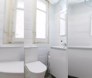 Room in a shared 7-bedroom apartment for rent in Goya, Madrid - Photo 3