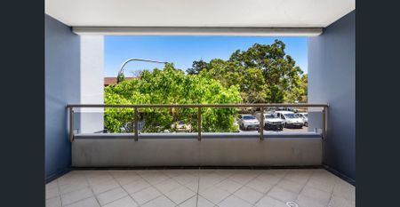 Centrally located apartment with building amenities - Photo 2