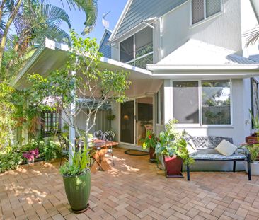 Beautifully Renovated Lakefront Townhouse! - Photo 4