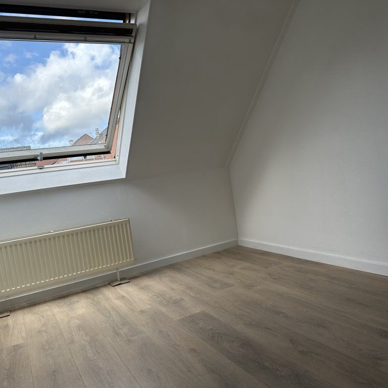 Ruim halfvrijstaand geheel gerenoveerd woonhuis nabij centrum Heerlen (4 slaapkamers, garage) in een goede omgeving. Deze woning is goed gesitueerd aan een doodlopend / autoluw pleintje. - Foto 1