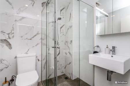 Stylish North-Facing Apartment in Prime Penrith Location - Photo 3