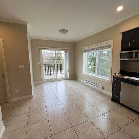 Fantastic home 3 bedroom + Den 2.5 bathroom townhouse in Richmond - Photo 3