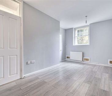 A one bedroom apartment to rent, available now having been refurbis... - Photo 6