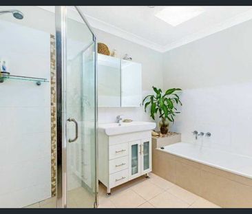 SPACIOUS TOWNHOUSE IN PRIME LOCATION – WALK TO SCHOOLS & SHOPS - Photo 5