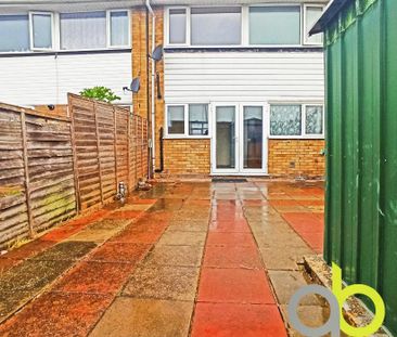 Bryon Gardens, Tilbury, rm18 - Photo 2