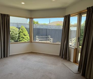 Private 3 bedroom family home – gardener included! - Photo 1