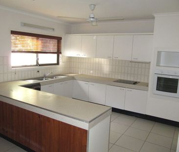 PRIME LOCATION! WALK TO CAFES, MARKETS & THE SAILING CLUB - Photo 3