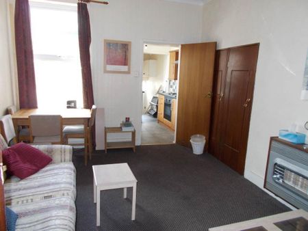 3 bedroom flat to rent - Photo 2