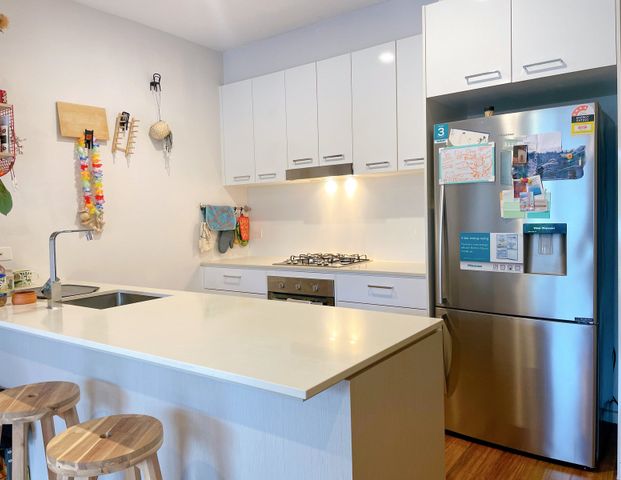 Charming Three-Bedroom Townhouse for Rent in Bundoora - Photo 1