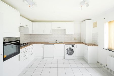 2 Bed Flat - Photo 4