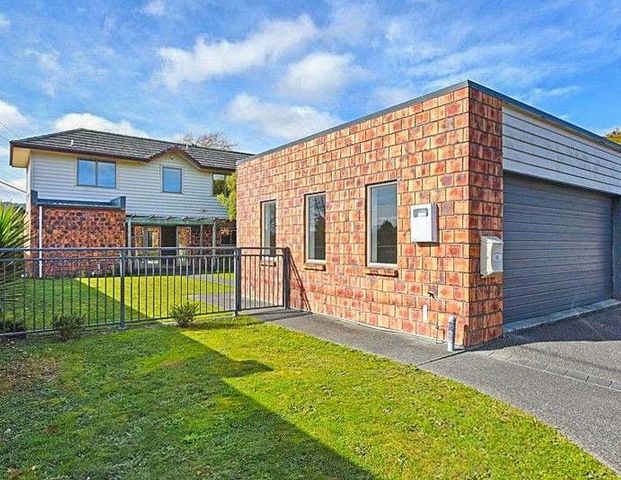 Evergreen Cres : Family-Friendly Living in a Prime Location - Photo 1